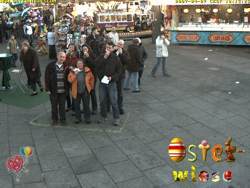 „Osterwiese Fotopoint”: Es scheint allen zu schmecken (klicken für größeres Bild) „Osterwiese Fotopoint”: Es scheint allen zu schmecken (klicken für größeres Bild)