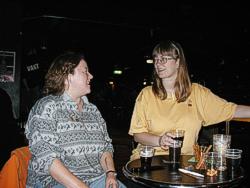 Anne und Tania beim Fachsimpeln &uuml;er das Jule&oslash;l