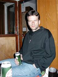 gef&uuml;hlvoll streicht der Daumen &uuml;ber das neue Relief der Beck's-Dose ...