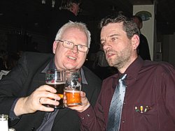 Freuen sich &uuml;ber das billige Bier: Frode und Arnold beim Julebord