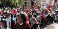 Feiernde Norweger im "barnetoget"