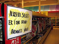 Licht aus und mit keimigen Vorh&auml;ngen verh&uuml;llt: Bierregal am Wahltag