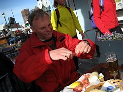 Hardy beim Zerfetzen einer Tiefseegarnele Hardy beim Zerfetzen einer Tiefseegarnele
