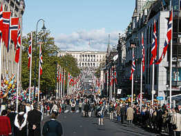 Langsam sammeln sich die Schaulustigen in der geschm&uuml;ckten Karl Johans gate