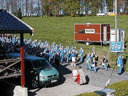 Los geht's: Das &Oslash;stensj&oslash; Skoles Musikkorps macht sich auf den Weg zur T-Bane-Station