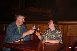 Frisches Pils im Olympen, der alten Spelunke