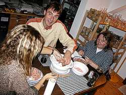 Drei beim Krabbenpulen