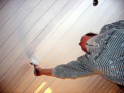 Strecken f&uuml;r das Streichen der Decke