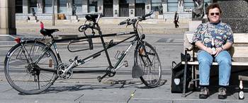 Mit Tandem und Haake-Beck Maibock vorm Rathaus