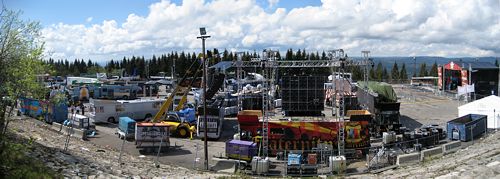 Fahrbare Beschallungsanlagen auf dem Parkplatz am Tryvannstårn Fahrbare Beschallungsanlagen auf dem Parkplatz am Tryvannstårn