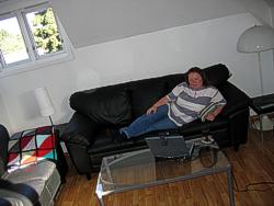 Im Wohnzimmer: Tania vor ihrer Kommunikationszentrale